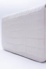 Billetera rectangular con cierre perimetral, confeccionada en cuero con textura de reptil. Cuenta con múltiples compartimentos internos para tarjetas, documentos y billetes, además de un bolsillo interior con cierre para monedas.