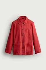 Sobrecamisa de algodón color rojo con efecto lavado, corte regular fit, cuello solapa, cierre frontal de botones, bolsillo en el pecho y bolsillos frontales de plastrón.