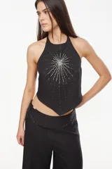 Top halter de tencel color verde militar con bordado a mano de cuentas plateadas en forma de estrella en el frente.