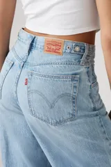 Pantalón de jean celeste, tiro medio, corte amplio y estilo baggy.