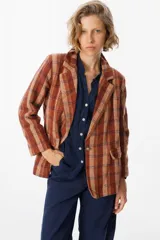 Blazer de corte recto con estampado de cuadros en tonos marrones, beige y rojos. Presenta solapas clásicas, cierre frontal con un botón y bolsillos laterales con solapa.