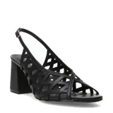 Sandalias de cuero negro con diseño calado geométrico, taco ancho y tira ajustable en el talón.