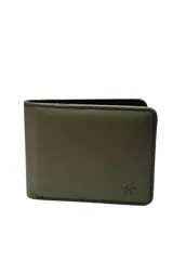 Billetera de cuero color verde oliva, con costuras negras y logo de la marca grabado en la esquina inferior derecha.