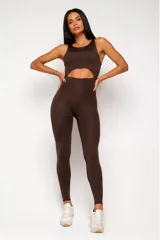 Jumpsuit deportivo marrón con corte en el abdomen, de poliamida y elastano.