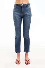 Jean skinny de tiro medio confeccionado en denim elastizado color azul medio. Cuenta con avíos marcarios Ginebra en níquel y badana de la marca.