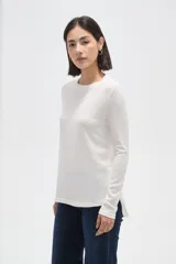 Remera de manga larga con cuello a la base, confeccionada en tejido de punto canalé con diseño holgado.