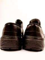 Zapato de trabajo negro de cuero con cordones.