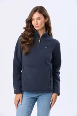 Buzo de polar azul marino con cuello alto y medio cierre frontal. Presenta bolsillos laterales y detalles en cuero en el tirador del cierre. Diseño de manga larga y ajuste cómodo.