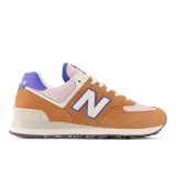 Championes urbanos New Balance modelo 574, color marrón con detalles en rosa, blanco y azul, confeccionados en gamuza y malla, con logo "N" característico en los laterales y entresuela ENCAP.