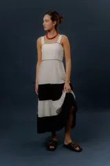 Vestido largo de diseño tricolor con bloques horizontales en blanco y azul marino, tirantes anchos y falda amplia en capas.