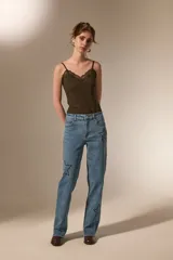 Pantalon de jean azul de corte recto y calce medio, con bordados de estrellas y detalles de pequeñas tachas.