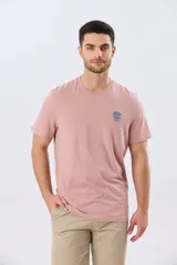 Remera Legacy de algodón color azul, de manga corta y cuello redondo, con pequeño bordado frontal en el pecho.