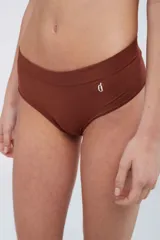 Bombacha tipo culotteless de microfibra sin costuras, con tiro bajo y cintura elástica. Presenta un diseño minimalista con un pequeño logo estampado en el frente.