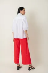 Camisa blanca de algodón, manga tres cuartos ancha con frunce y calce holgado.