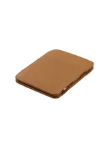 Billetera artesanal de cuero marrón oscuro con costuras en hilo rojo. Presenta un sistema de sujeción elástico en el lateral con detalles de colores (rojo, amarillo, azul) y ranuras para tarjetas en el exterior.