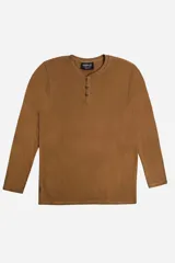 Remera de manga larga estilo minero, color marrón, con escote redondo y cierre frontal parcial de botones. Marca Mistral, modelo Ronald.