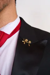 Ambo de ceremonia compuesto por saco negro con solapas de satén, chaleco rojo satinado, camisa blanca, corbatín rojo y pantalón de vestir negro a juego.