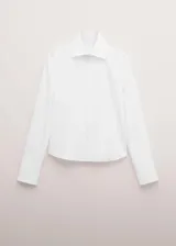 Camisa blanca de cuello camisero clásico y mangas largas, con cierre frontal de botonadura oculta.