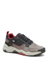 Calzado de trekking Caterpillar modelo Grapple Leather, en tonos gris, negro y detalles en rojo. Confeccionado en cuero nubuck y ante, con suela dentada de goma y entresuela de EVA.
