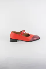 Zapatos de cuero tipo Mary Jane, color rojo con puntera diagonal en tono bordó, cierre de tira en T con hebilla y taco cuadrado bajo de 3 cm.