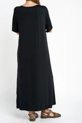 Vestido largo negro de manga corta y cuello redondo, con abertura lateral en la falda.