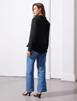 Camisa de manga larga marca Alex & Jordan, color negro, con cuello camisero, cierre frontal con botones y dos bolsillos aplicados en el pecho.