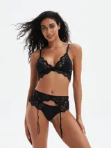 Portaligas negro de encaje con tirantes ajustables.