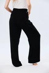 Pantalón de lino y viscosa color negro, de corte amplio y relajado, con cintura parcialmente elastizada y detalle trenzado lateral.