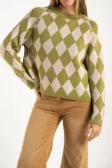 Sweater de tejido de punto con diseño de rombos en tonos verde oliva y beige, cuello redondo y mangas largas.