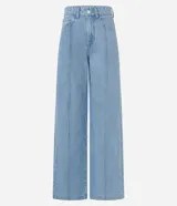 Pantalón wide leg de cintura alta, confeccionado en jeans celeste, con trabillas en la cintura, cierre tradicional, bolsillos y recortes delanteros de frisos.