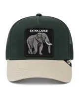 Gorra trucker Goorin Bros con diseño de cinco paneles, copa y malla de color verde botella, visera curva de color crema y cierre trasero snapback ajustable. En el frente cuenta con un parche rectangular negro con bordado en relieve de un elefante y el texto "Extra Large".