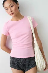 Remera de manga corta y cuello redondo confeccionada en suave tejido rib, con un diseño entallado al cuerpo.