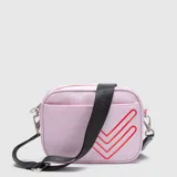 Cartera tipo bandolera de color rosado con diseño de doble check en color rojo. Cuenta con correa ajustable de color negro con el logo de la marca grabado, cierre superior y compartimentos internos.