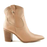 Bota corta de cuero sintético color beige, con puntera fina, caña baja y taco cuadrado.