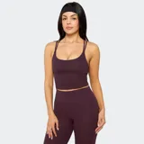 Top deportivo de bajo impacto con sujetador incorporado, tirantes finos dobles y diseño ajustado al cuerpo.