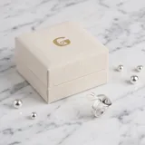 Anillo de plata 925 con diseño abierto, acabado satinado y detalles de terminación brillante.
