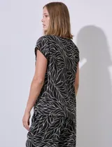 Blusa de lino estampada en blanco y negro, marca Sunny Leigh. Cuello a la base, escote en V y lazo. Delantera y mangas con detalles en puntilla.