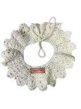 Cuello tejido a mano en lana merino, con diseño de encaje festoneado y etiqueta de cuero con marca grabada.