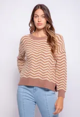 Sweater tejido con diseño de líneas triangulares en distintos tonos con puños en las mangas.