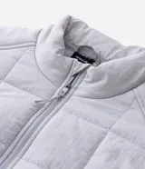 Campera acolchonada de poliamida con textura cuadriculada, cuello alto y cierre frontal por cremallera. Cuenta con bolsillos laterales y un diseño deportivo de corte regular.