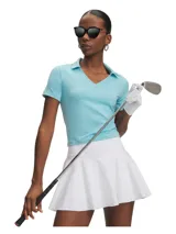 Remera tipo polo de manga corta, color celeste, con cuello en V abierto y diseño ligeramente corto. Confeccionada en tejido elástico y transpirable con tecnología de absorción de sudor.