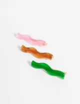 Set de tres clips para el pelo con forma ondulada, hechos de acrílico en colores rosa, marrón y verde.