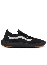 Championes Vans modelo UltraRange VR3, color negro con la clásica franja lateral en color blanco y suela de goma marrón.