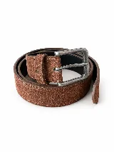 Cinto de cuero suede marrón con acabado aterciopelado, costuras pespuntadas a tono, presilla con sutil grabado y hebilla metálica rectangular de estilo clásico en color plateado envejecido.