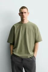Camiseta boxy fit de algodón color verde militar, con cuello redondo y manga corta.