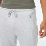 Pantalón de jogging gris claro, de corte recto y puños ajustados.