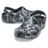 Zuecos Crocs Classic con estampado de camuflaje en tonos grises y negros.