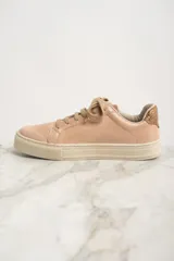 Zapatillas bajas Lemon Jelly color rosa pálido, confeccionadas en cuero con detalles en gamuza color beige y aplique de cuero con textura de reptil en el talón.