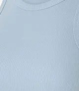 Musculosa básica verde claro de ribana de algodón con textura acanalada y cuello redondo.