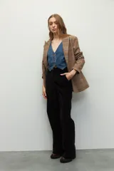 Pantalón ancho de pana color beige, de tiro alto y corte holgado.